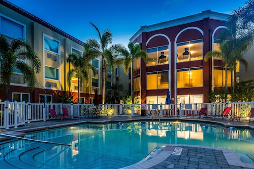 Holiday Inn Express & Suites Bradenton West by IHG