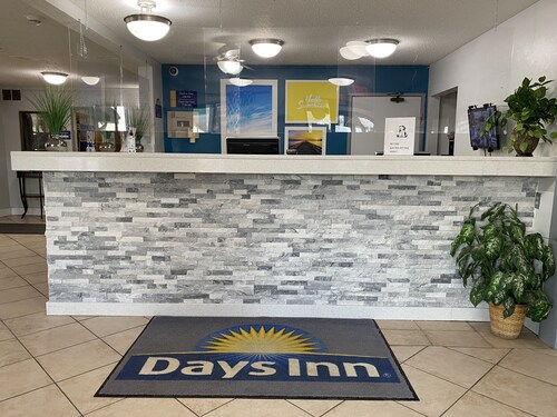 Days Inn by Wyndham Oglesby/ Starved Rock