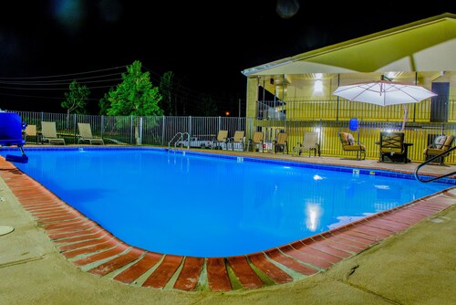 Days Inn & Suites by Wyndham Athens Alabama