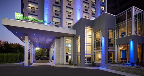 Holiday Inn Express Windsor Waterfront, an IHG Hotel