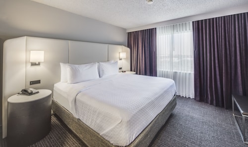 Crowne Plaza Suites Arlington, an IHG Hotel