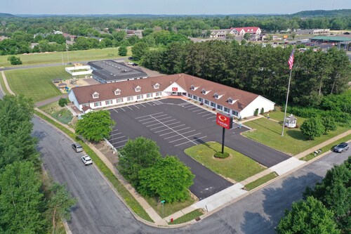 Econo Lodge Inn & Suites