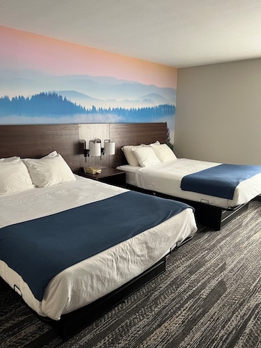Clarion Pointe-Dillard near Blue Ridge Mountains