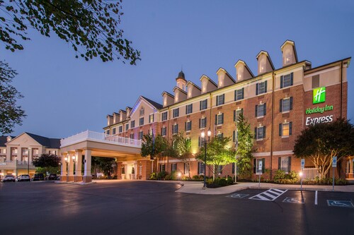 Holiday Inn Express State College at Williamsburg Square, an IHG Hotel