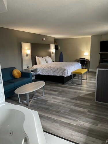HomeTown Inn & Suites
