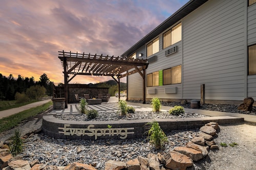 EverSpring Inn & Suites