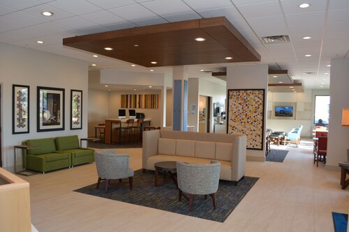 Holiday Inn Express & Suites Waterville - North, an IHG Hotel