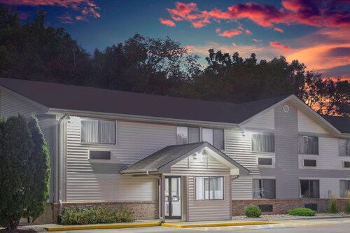 Super 8 by Wyndham Independence IA