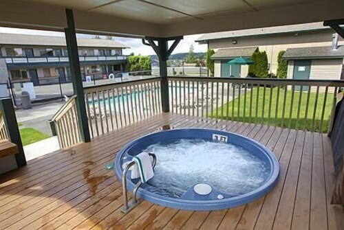 Poulsbo Inn & Suites