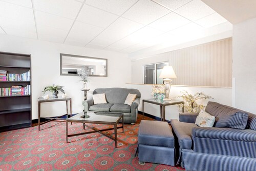 Days Inn by Wyndham Cedar Falls- University Plaza