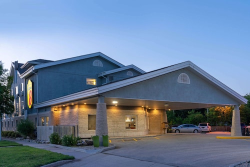 Super 8 by Wyndham Winnipeg West