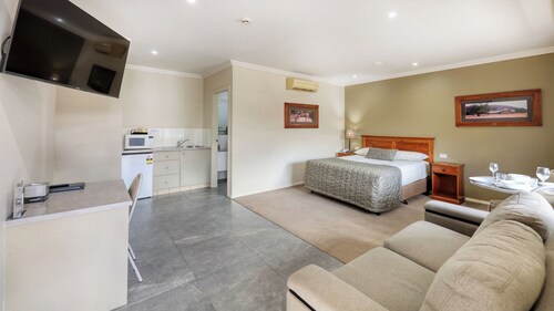 Saltbush Motor Inn