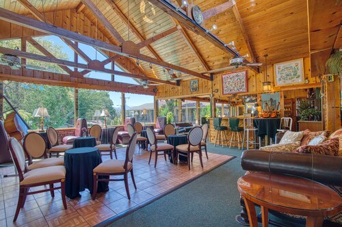 Piazza's Pine Cone Inn