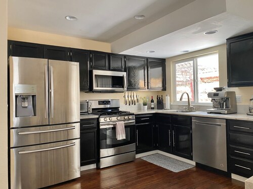 DT Reno - Classy Vacation Home w Backyard Patio