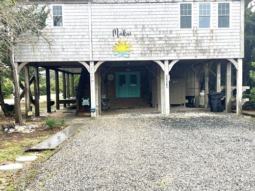 Welcome to Makai Sunrise, a cottage by the beach and a 30 second walk to shore!