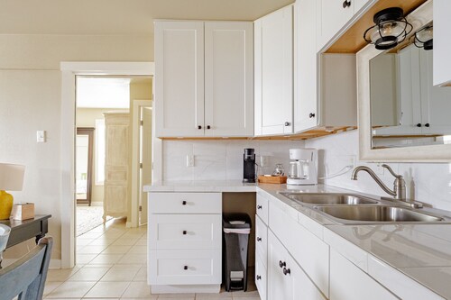 Pet-friendly 1BR Cottage Retreat w/ Outdoor BBQ