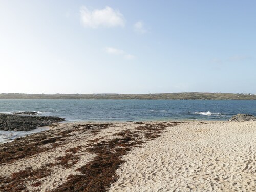 TEACH TEOLAI, pet friendly, with open fire in Carraroe, County Galway