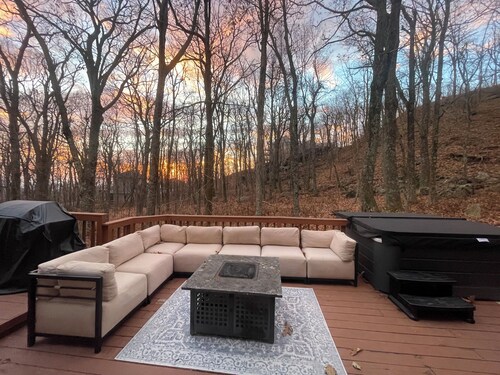 Luxury Wintergreen 5BR • Hot Tub • Sleeps 16+ • Dog Friendly