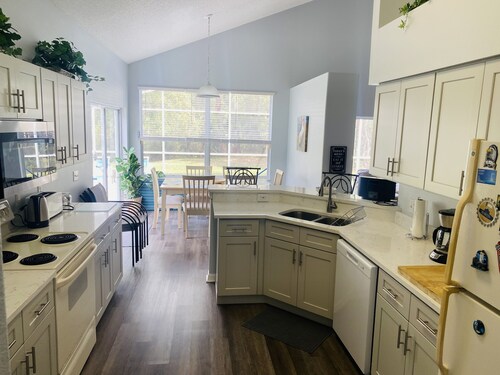 Oakchase villa with pool and gameroom sleeps 8 guests easy!