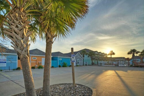 Coastal Vibe by Avantstay Sunset at the Pool and Playscape