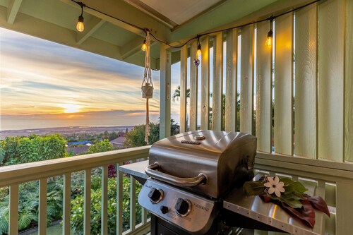 NEW LISTING Kailua-Kona 3-bedroom, 2-bath single-family home Ocean & Sunset View