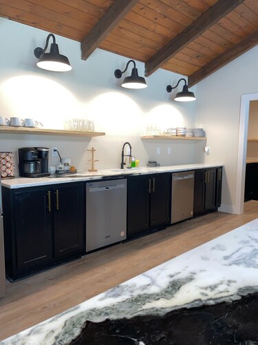 Welcome to the Sip! 7 bed 9 bath party house. Create your own grove party!