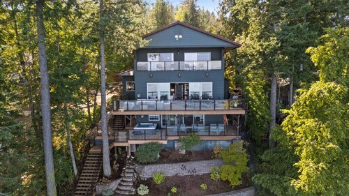 Spectacular Waterfront Getaway