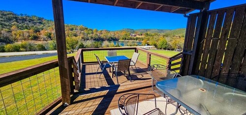 Condo close to Table Rock Lake! Cool off and swim!