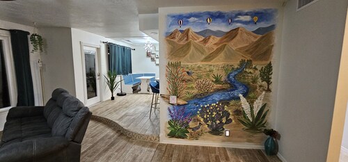 4-bedroom vacation home near Balloon Fiesta Park w/Hot Tub; Mini Golf; Fire-Pit!