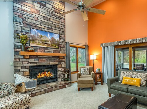 Spacious Galena Retreat on Golf Course | 4 Bed 4 Bath | Hot Tub & Fire Pit