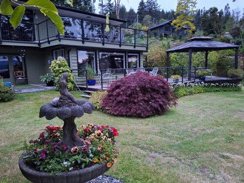 Perfect getaway. Spectacular mountain and ocean view. Steps to the beach.