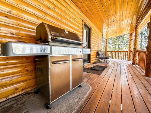 Large Luxury Lodge | Fire Pit & Views!