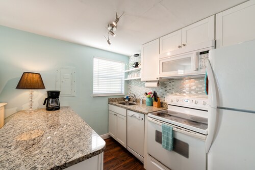 Spacious Studio-King Bed-Beach