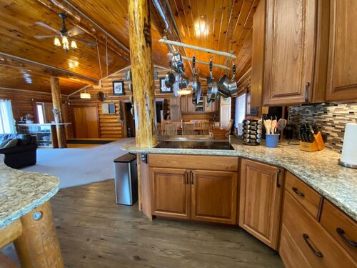 2010 Steese Hwy · Aurora viewing, quiet space, entire log home