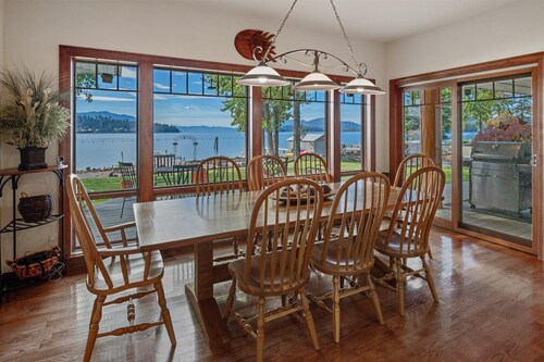 Flat Waterfront, Magnificent Home, Private Dock
