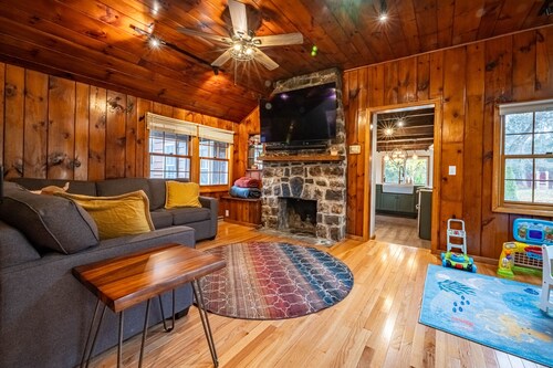 Private Beautiful Home - Family Friendly - 1 min. Walk to Candlewood Lake