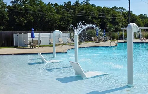 Beachy Retreat, Sleeps 8! Pools, Hot Tub, Gym, Playground, 2 min to Beach!