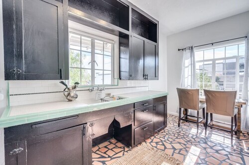 1926 Original Firehouse / Loft / Close to U of A