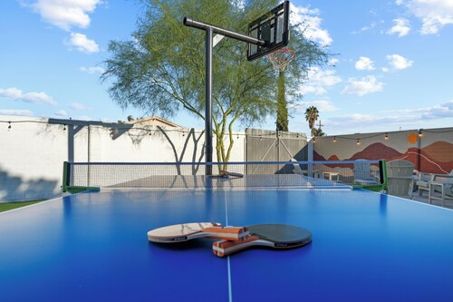 Spacious Tucson OASIS 4BD/2.5BA, Sparkling Pool, Billiards, Pingpong, Family-Fun
