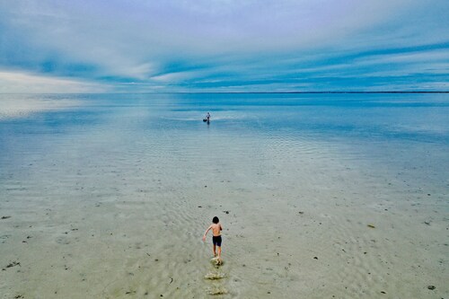 Shackleton-Walking distance to beach!