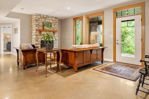 Forest Retreat • 2 Acres • Free Banff Pass + Views