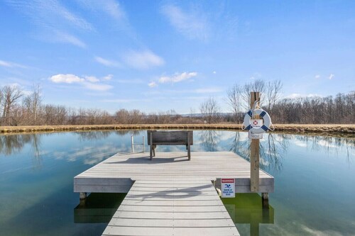 Beautiful Chalet with Amazing VIEWS/Pool/Hot tub/Pond and hiking trails 34 acres