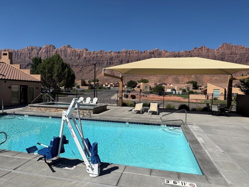 Bright 3 BR condo, private patio, desert views, pool, XL driveway, 2 car garage