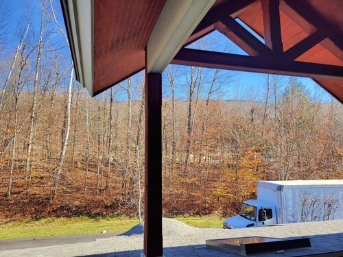 Open plan, AC/FP, pool access, at South Peak, ski shuttle. P002F by LRS