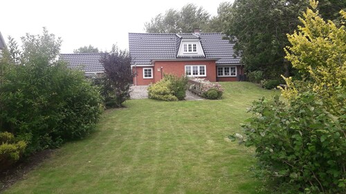 Liebevoll saniertes Ferienhaus in ruhiger Warftlage in Dagebüll .