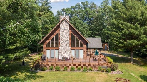 Beautiful, modern log cabin on a great swimming and fishing lake with privacy!