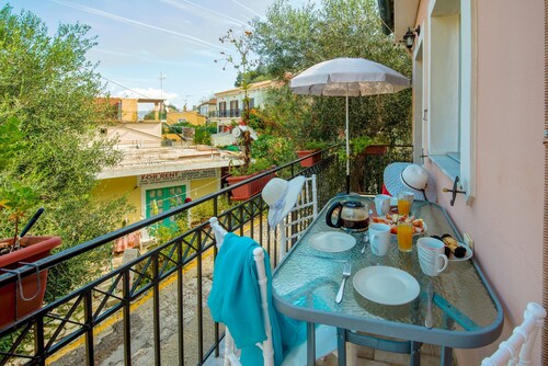 Loggos Haven: Chrisoula's upper-floor escape. Modern comforts, short walk to beaches.