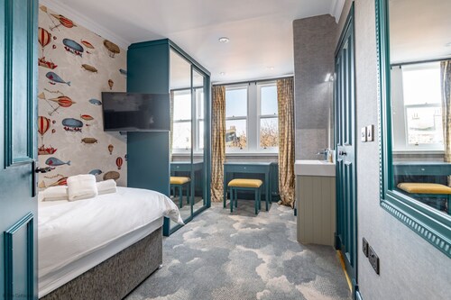 12A Queen's Gardens - Stunning town centre sleeps 7 apartment