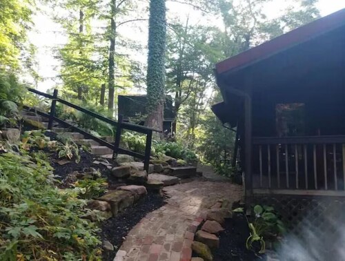 Red Bend cabin overlooking the river with hot tub.