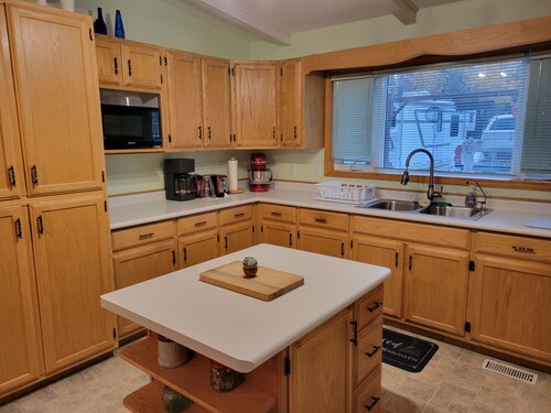 Charming, cozy, lakefront home in the Canadian woodlands. Natural beauty!